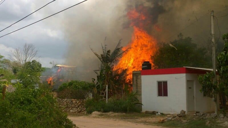 Incendio consume viviendas y deja una persona con quemaduras de 3er grado