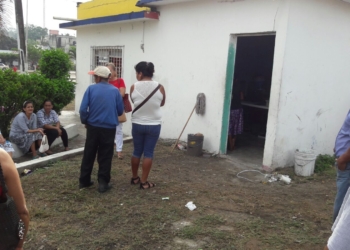 Inhumano INE, bajo el sol y la lluvia atiende a ribereños que renuevan credenciales