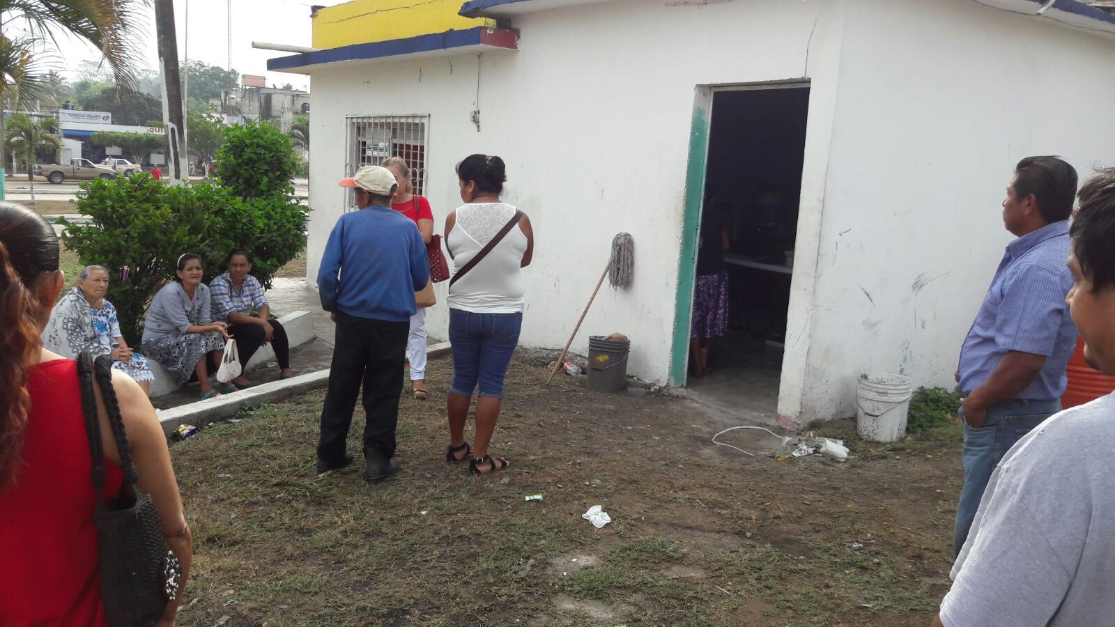 Inhumano INE, bajo el sol y la lluvia atiende a ribereños que renuevan credenciales