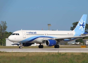 Usuarios de Interjet pernoctan en aeropuerto de Chetumal, no llegó el vuelo nocturno