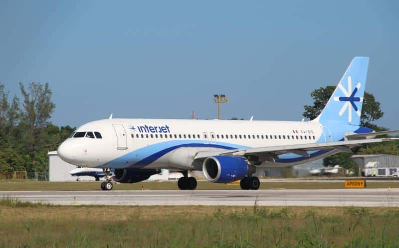 Usuarios de Interjet pernoctan en aeropuerto de Chetumal, no llegó el vuelo nocturno