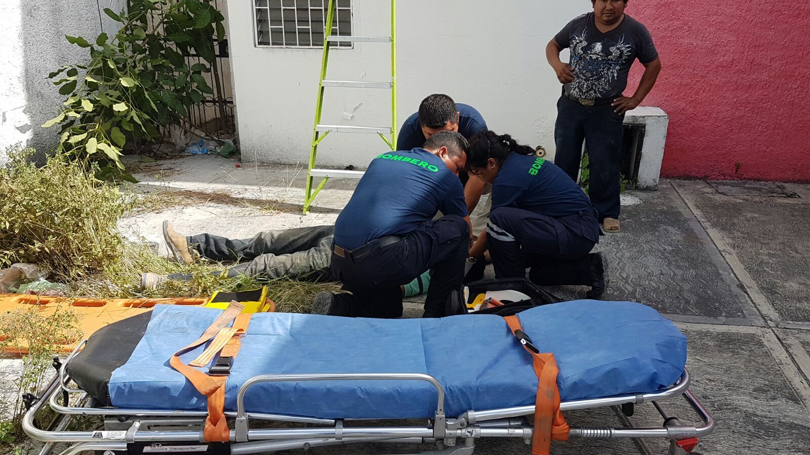 Cae de un segundo piso mientras pintaba vivienda