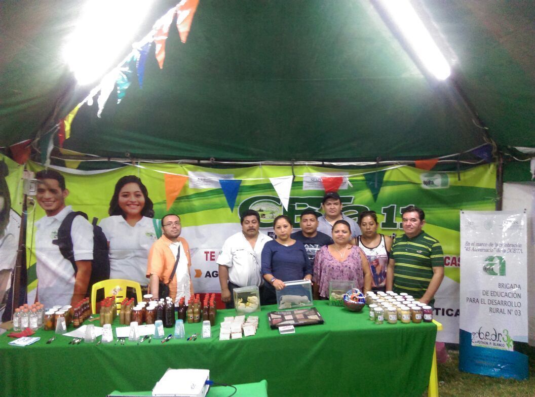 Muestra productos de manufactura casera la Brigada de Educación para Desarrollo Rural 03