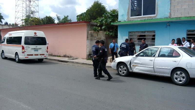 Conductora da una maniobra inesperada que termina en daños materiales