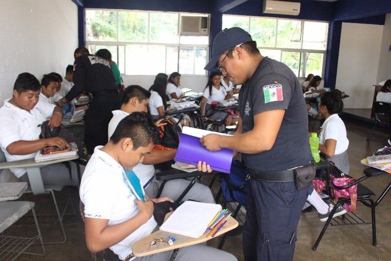 Aplican operativo mochila a alumnos del CBTIS 72