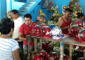 Restaurantes, florerías y cementerios; abarrotados en este Día de las Madres