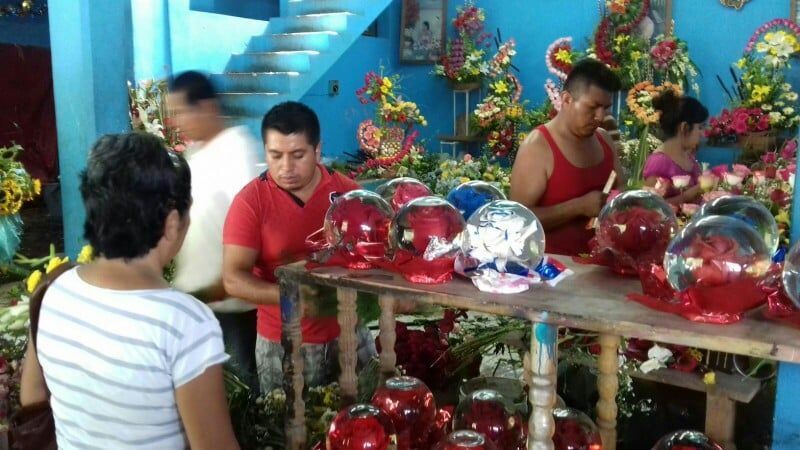Restaurantes, florerías y cementerios; abarrotados en este Día de las Madres