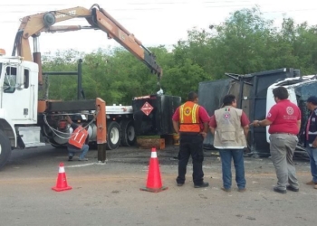 Vehículo se queda sin frenos y vuelca derramando combustible sobre vía federal