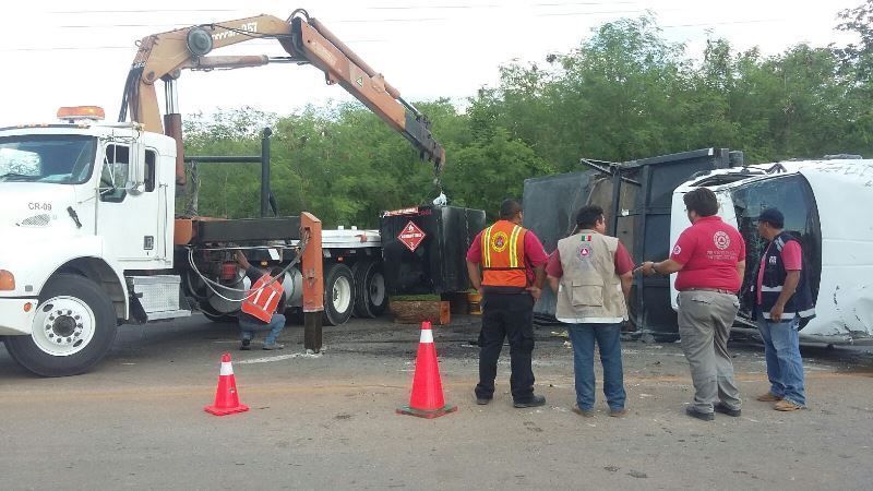 Vehículo se queda sin frenos y vuelca derramando combustible sobre vía federal