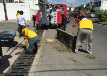 Brigadas municipales limpian alcantarillas de Chetumal