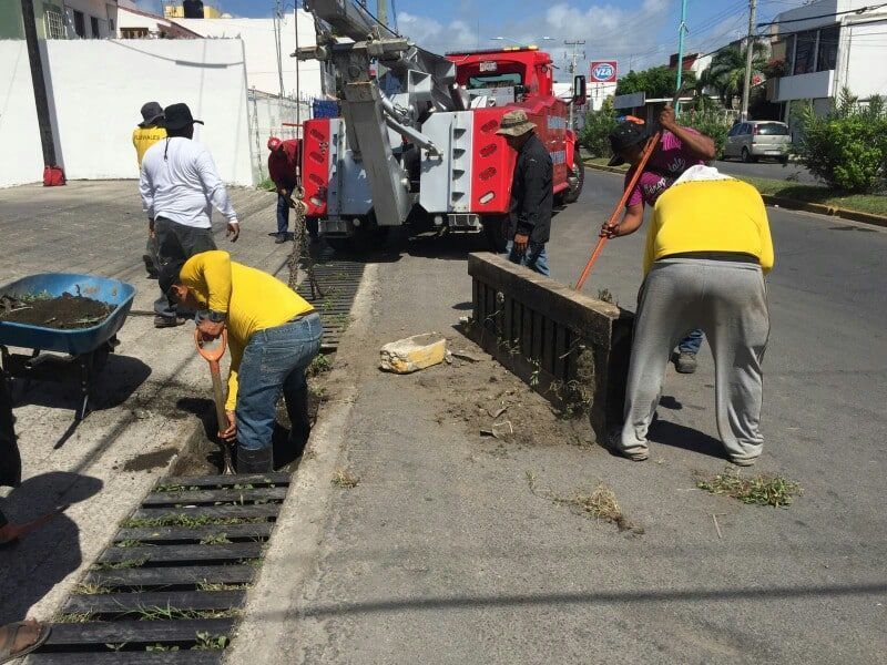 Brigadas municipales limpian alcantarillas de Chetumal