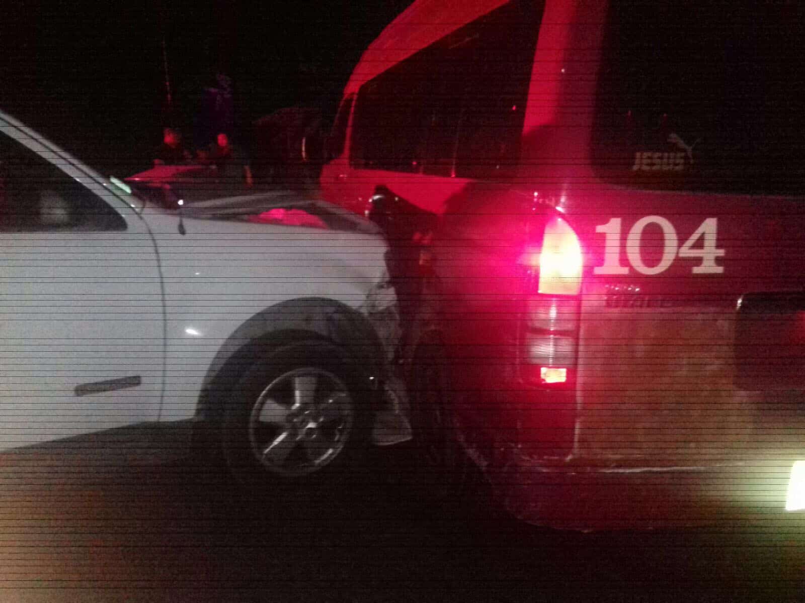 Combi de pasajeros no respeta alto de crucero y ocasiona accidente