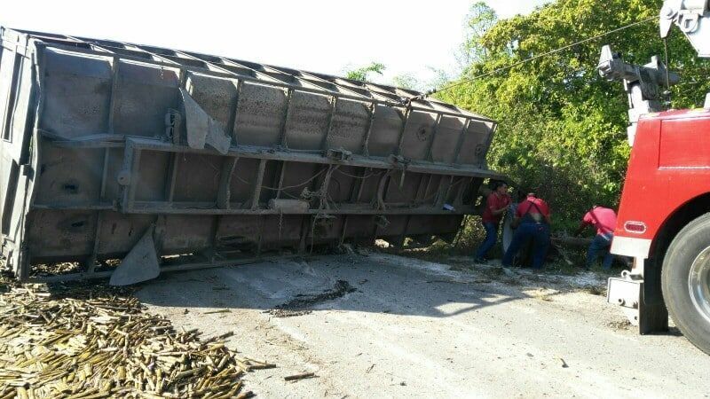 Se estrella en remolque de camión cañero