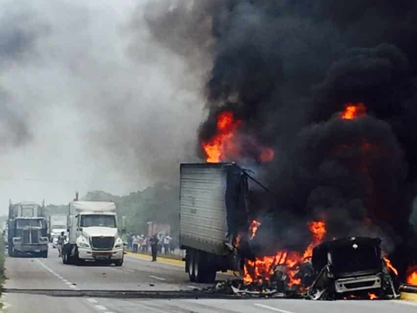 Cierre carretero por incendio Bacalar-Chetumal