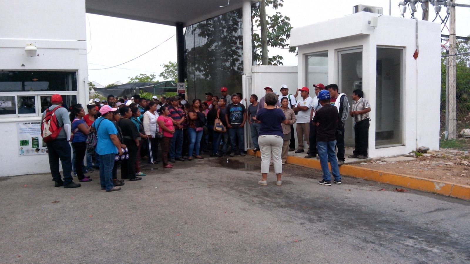 Revienta conflicto por cierre de invernadero de FCP, empleados se manifiestan