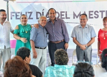 Reconoce Juan Carrillo labor de las maestras y maestros
