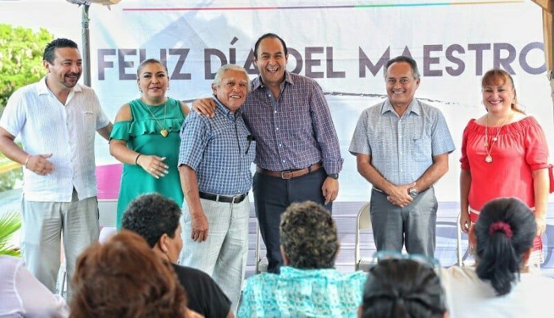 Reconoce Juan Carrillo labor de las maestras y maestros