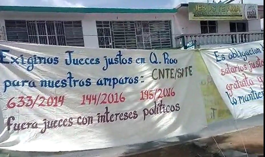 Maestros de FCP se manifiestan con mantas en el Día del Trabajo