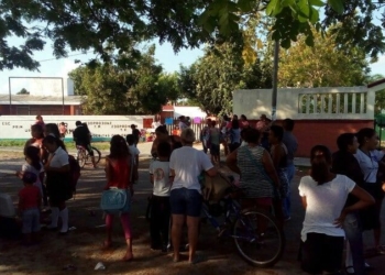 Padres de familia se manifiestan en rechazo a la inseguridad que hay en Calderitas