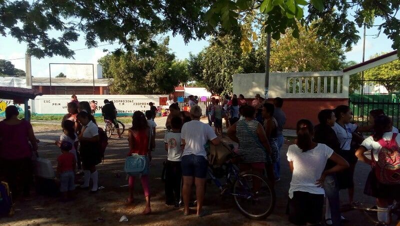 Padres de familia se manifiestan en rechazo a la inseguridad que hay en Calderitas