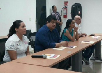 La doctora Alejandra Aguirre se aferra a la Secretaría de Salud