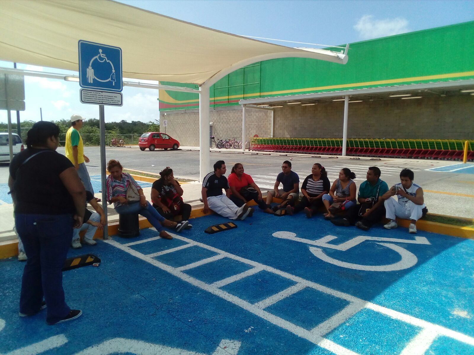 Por ‘raquítico’ reparto de utilidades, trabajadores hacen paro laboral a Bodega Aurrera