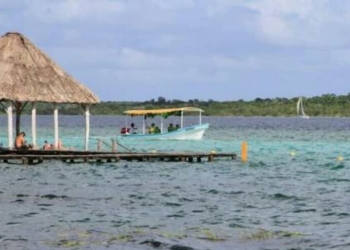 Lancheros de Bacalar piden mayor atención a la contaminación de la laguna