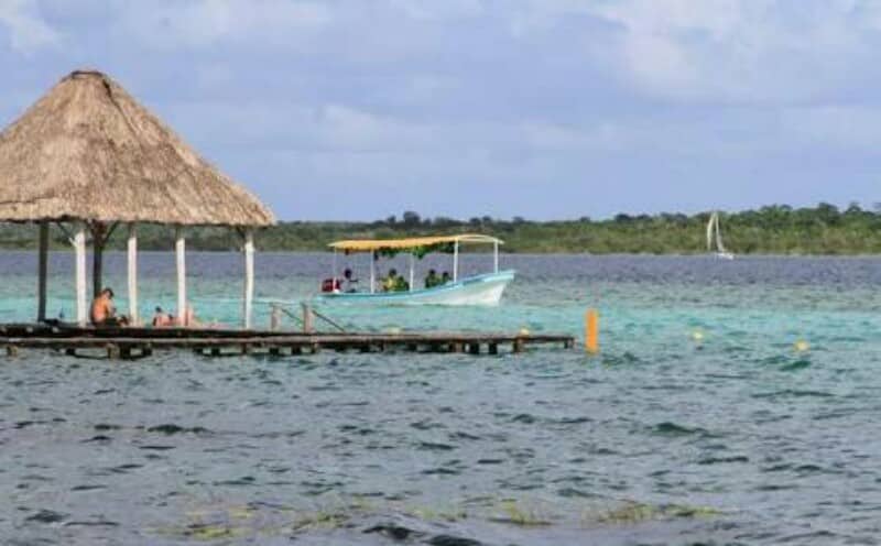 Lancheros de Bacalar piden mayor atención a la contaminación de la laguna