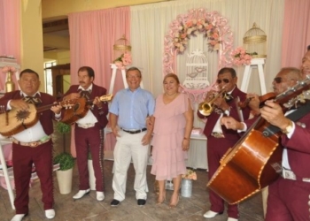 Celebran juntos un año más de vida Manuel y Blanca
