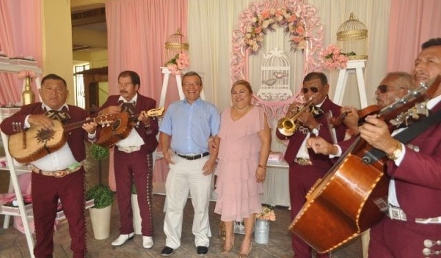 El mariachi “Los Galleros” se encargaron de amenizar las mañanitas para los cumpleañeros Manuel Aguilar Ortega y Blanca Buenfil Vanegas.