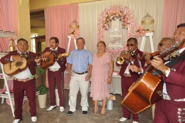 Celebran juntos un año más de vida Manuel y Blanca