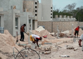 Tiemblan empresarios de la construcción; este sábado sube el precio del cemento