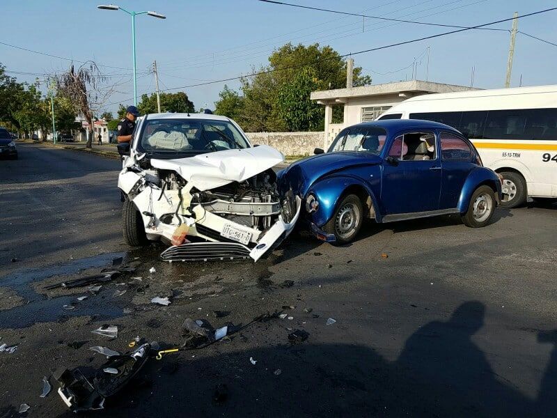 Aparatosa carambola en la zona centro de Chetumal