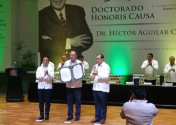 Distinguen al reconocido periodista chetumaleño, Héctor Aguilar Camín, con el Doctorado Honoris Causa