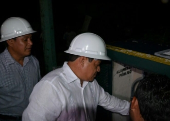 Luis Torres le cumple habitantes de Xul-Ha con la ampliación del alumbrado público