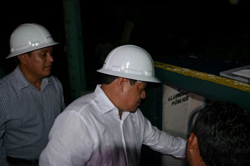 Luis Torres le cumple habitantes de Xul-Ha con la ampliación del alumbrado público