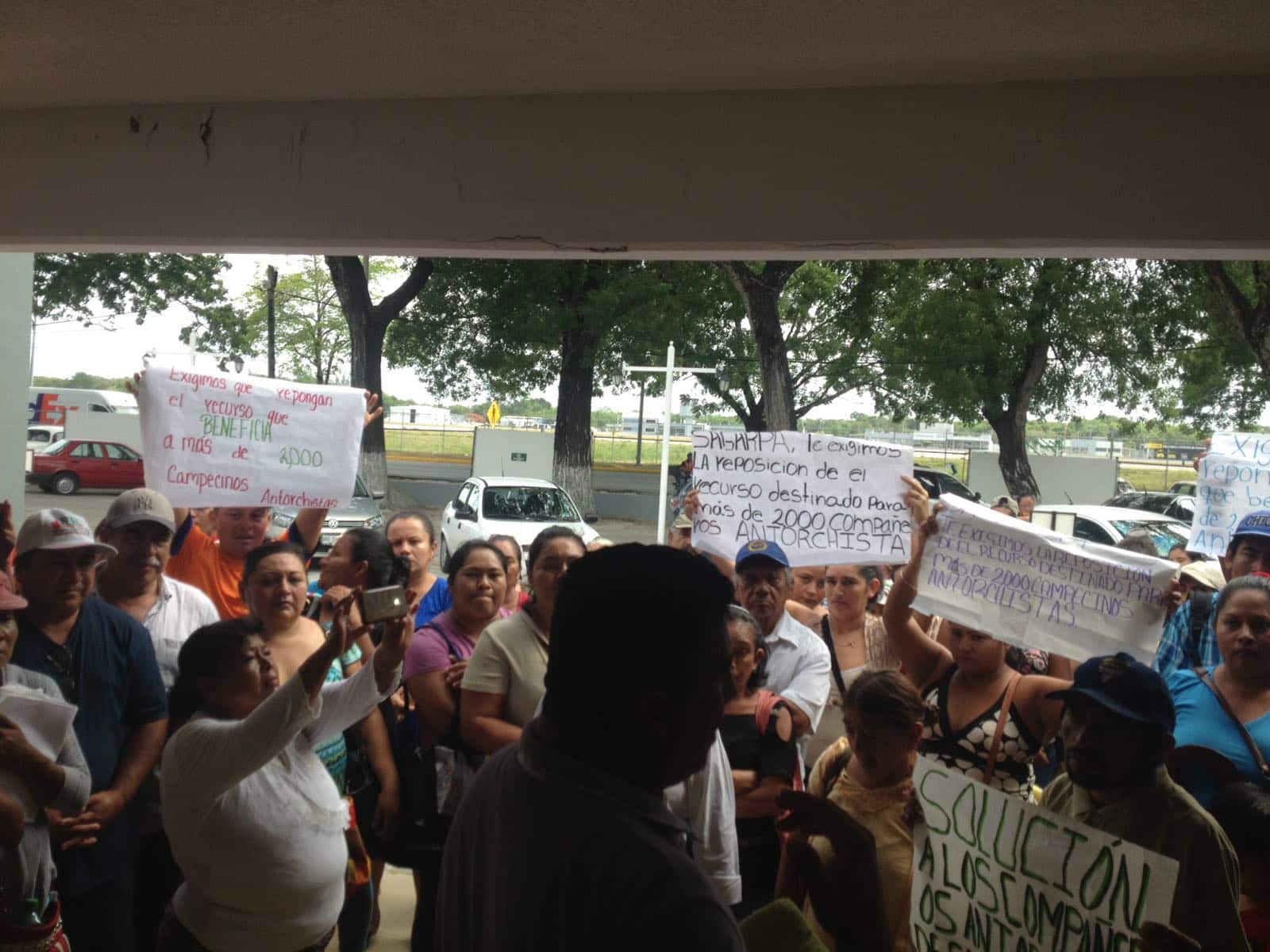 Antorchistas cumplen su amenaza y arremeten contra la desatención de SAGARPA
