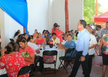 Agasajan a burócratas bacalarenses