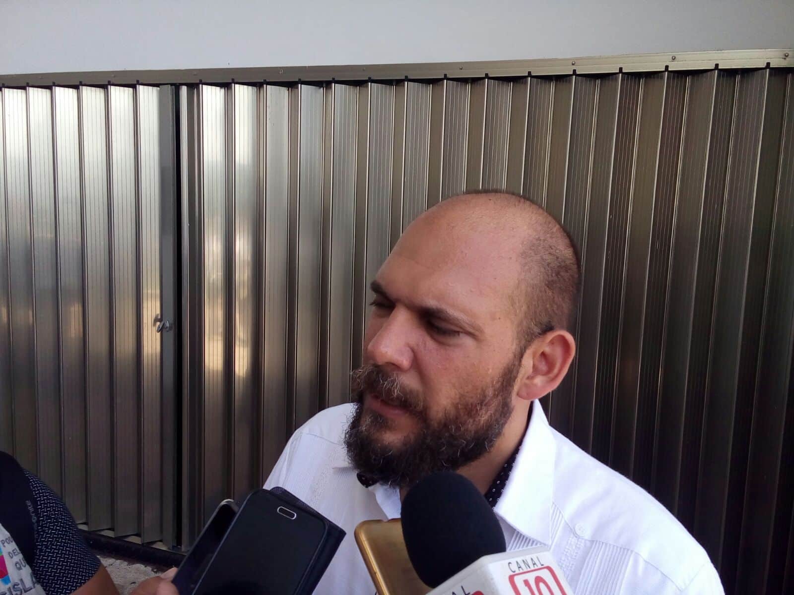 Funcionarios de Carlos Joaquín, con un pié en la calle