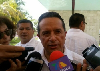 Carlos Joaquín mantiene bajo la manga los cambios en su gabinete