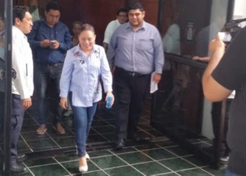 Arrogante y prepotente, Perla Tun se adueña del Congreso para evadir a la prensa