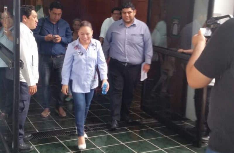 Arrogante y prepotente, Perla Tun se adueña del Congreso para evadir a la prensa