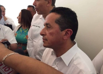 Se desmarca Carlos Joaquín del PAN y el PRD