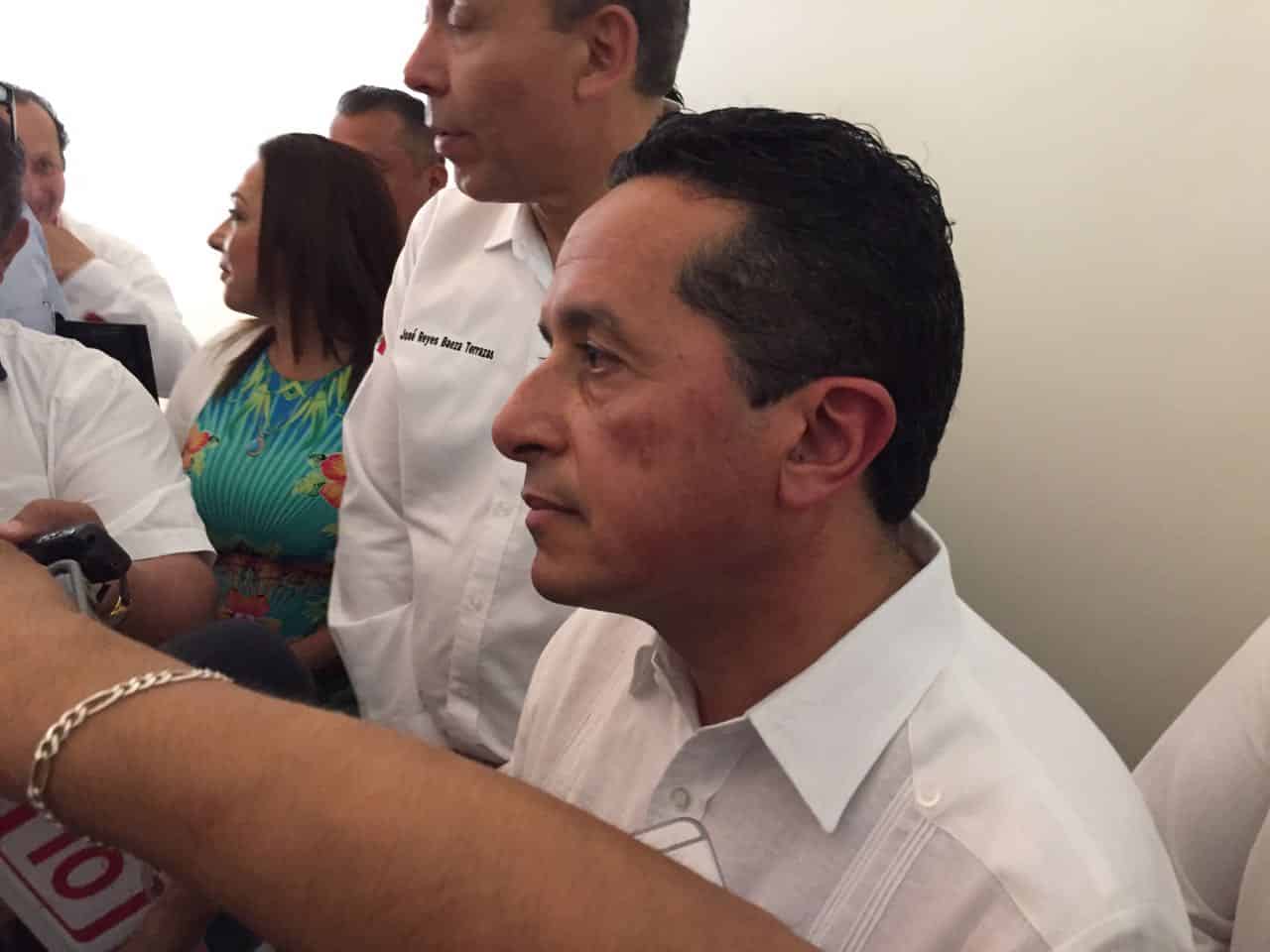 Se desmarca Carlos Joaquín del PAN y el PRD
