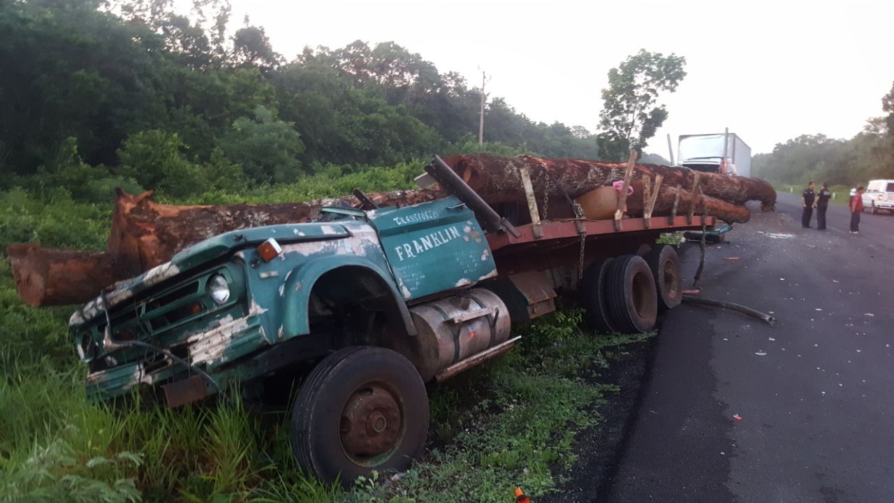 Transportista maderero queda atrapado entre los fierros de su pesada unidad