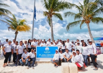 Juan Carrillo iza la bandera Blue Flag en Playa Centro