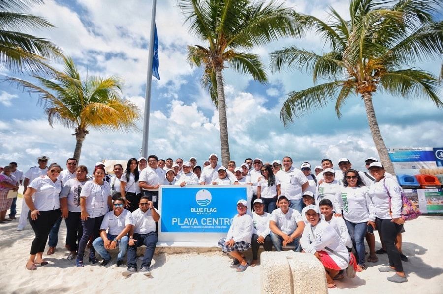 Juan Carrillo iza la bandera Blue Flag en Playa Centro