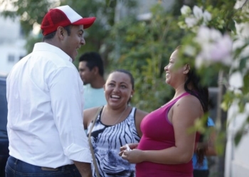 Con cercanía social, atiende Juan Carrillo necesidades de los isleños