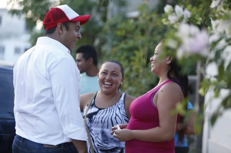 Con cercanía social, atiende Juan Carrillo necesidades de los isleños