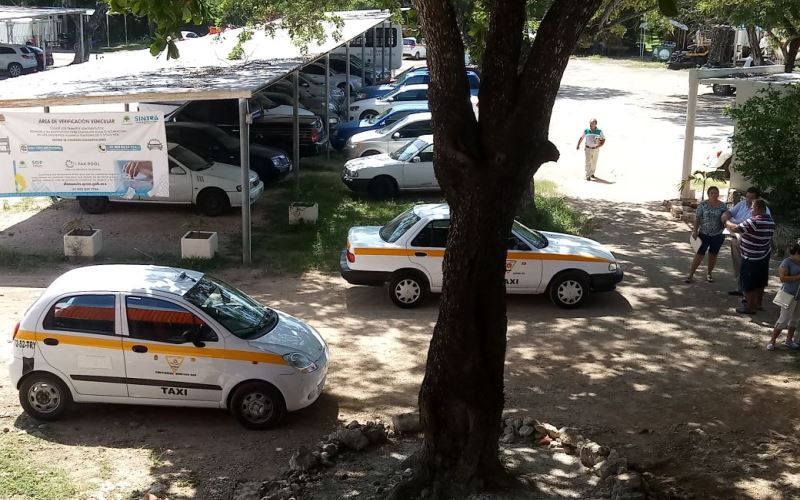 Cierran el paso a taxistas “pachocheros”